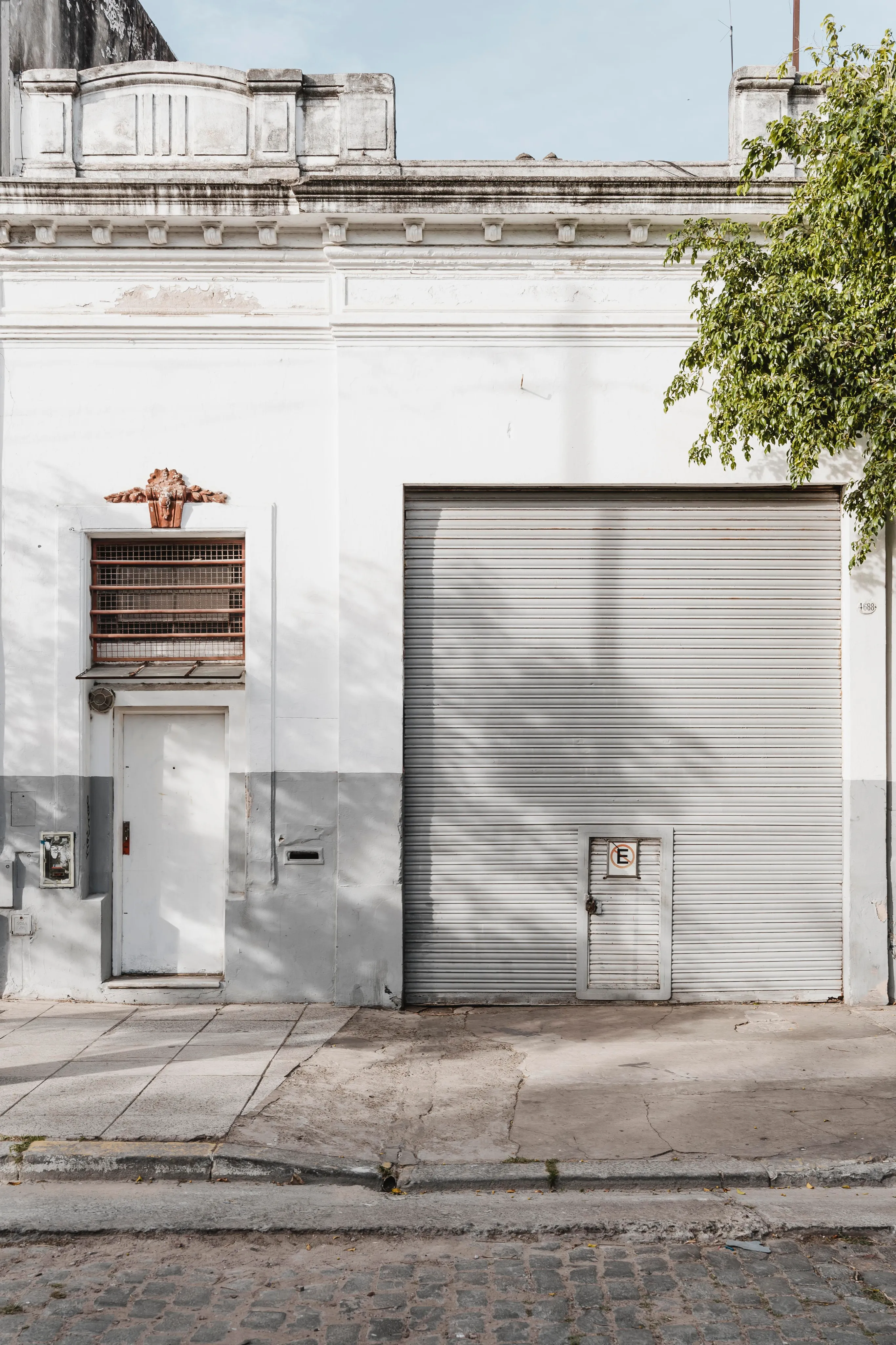 Fasad ruko dengan rolling door tertutup
