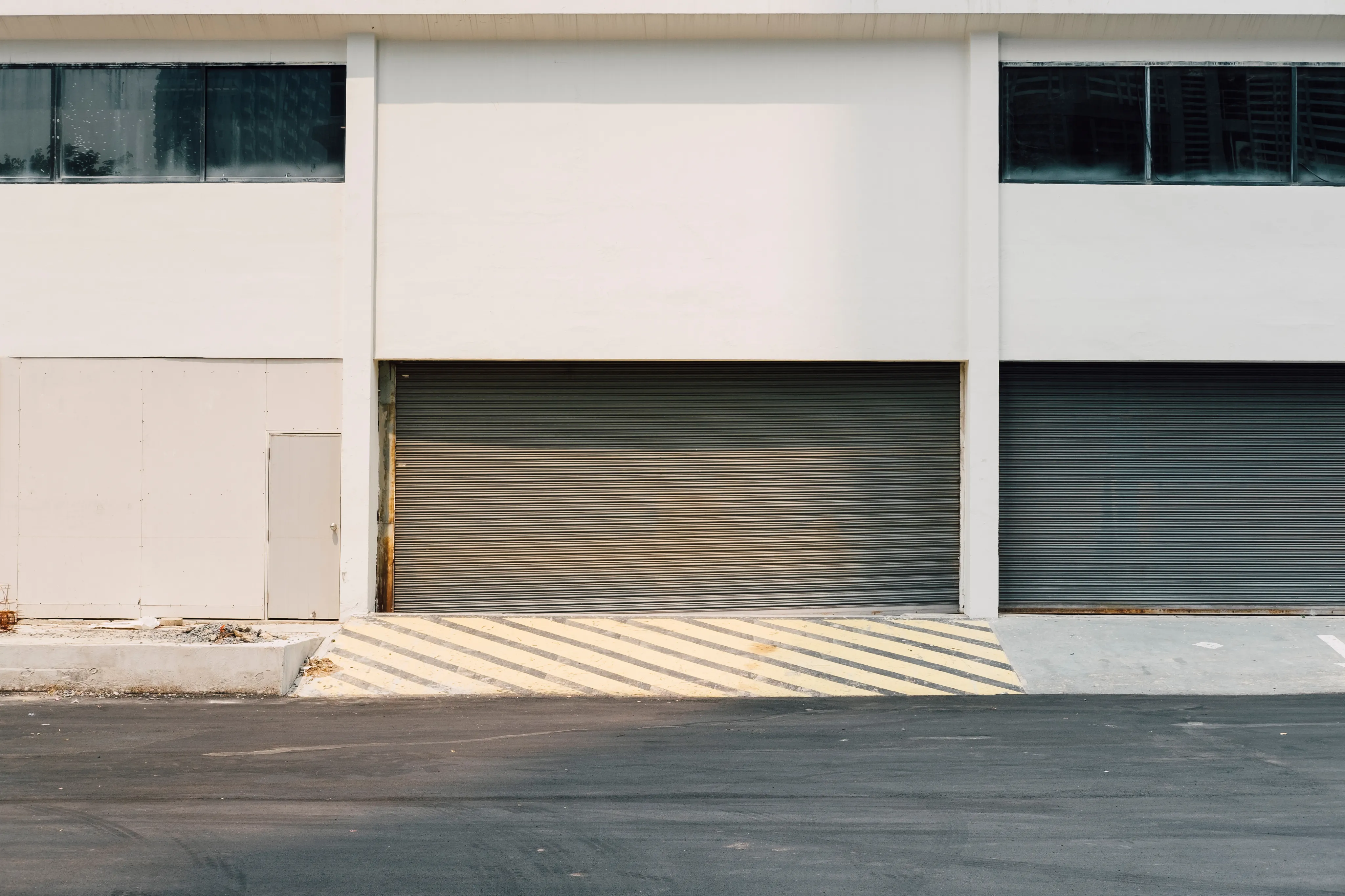 Fasad gudang dengan rolling door tertutup