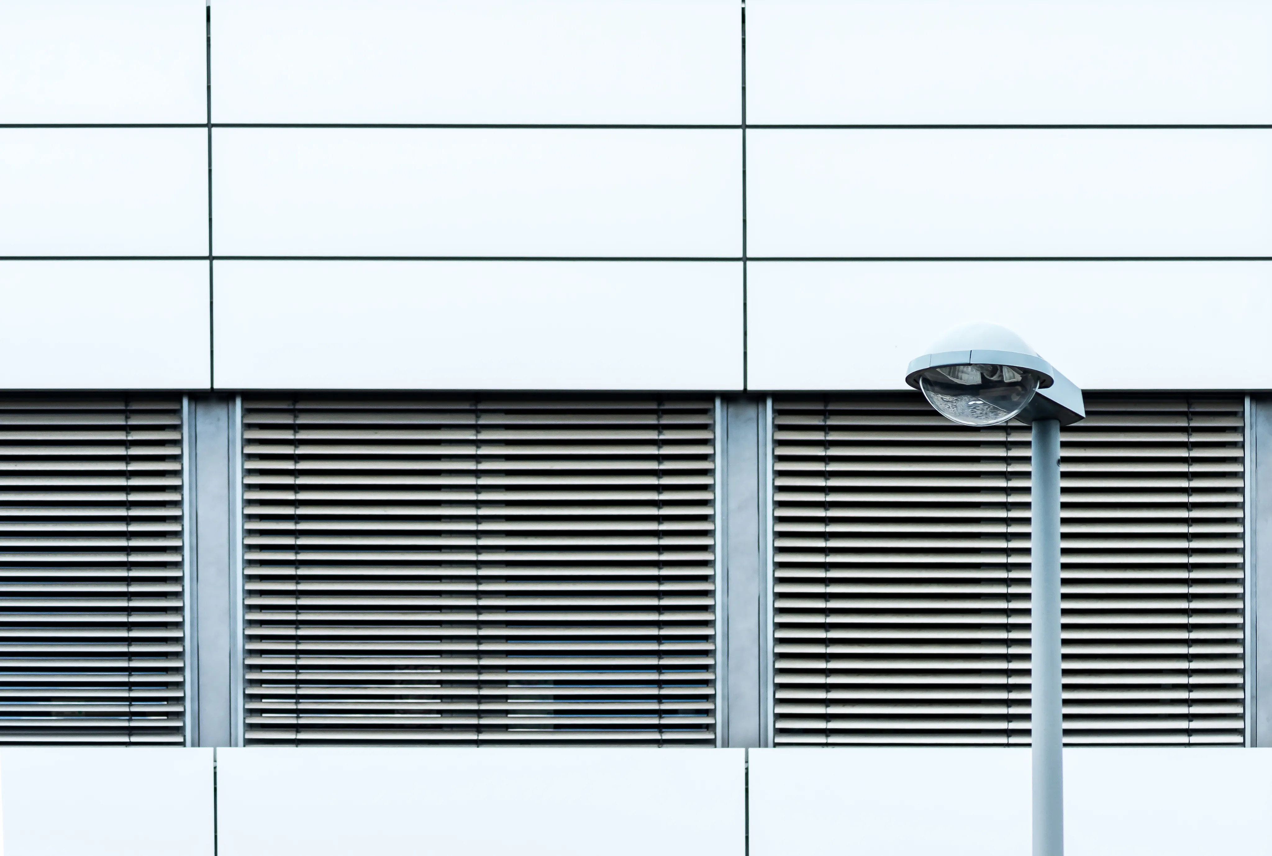 Fasad bangunan dengan panel ventilasi logam