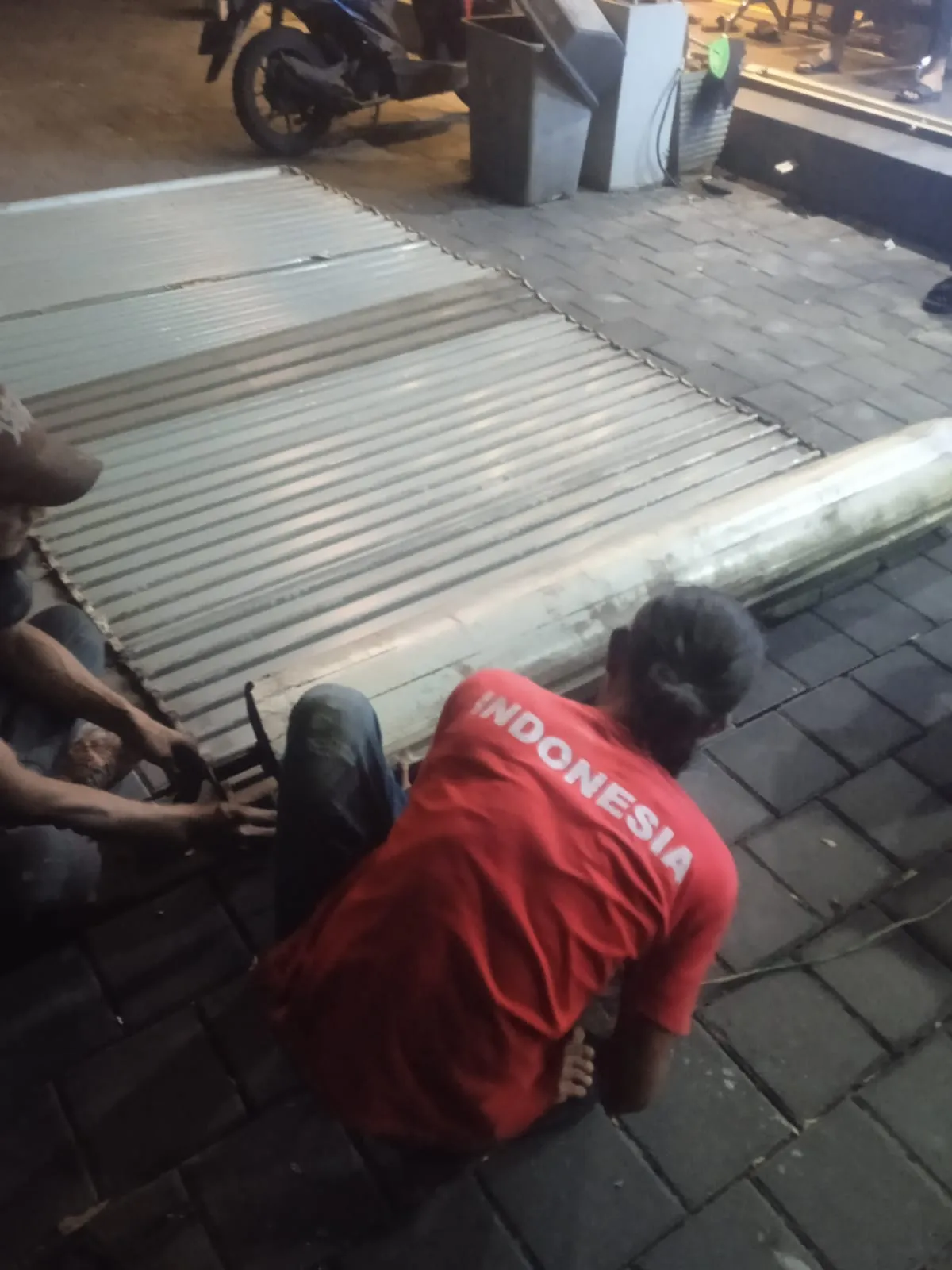Pemasangan dan Service Pintu 4